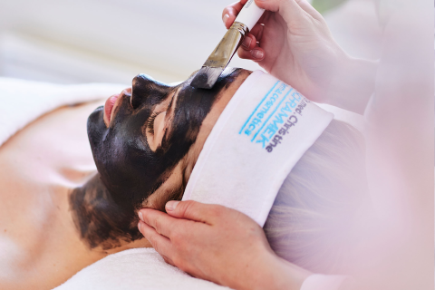 Behandling av talgrik og tilstoppet hud med GREEN PEEL® Fresh Up Clearing Treatment og Regulating